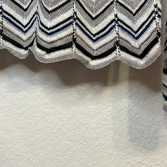 White House Black Market ZigZag Cross-Back White, Blue, Gray Sweater in Medium - Picture 12 of 16